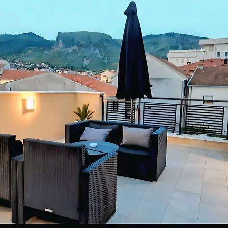 Center * Μόσταρ